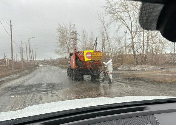 В Краснотурьинске дорожные ямы заделывали в дождь