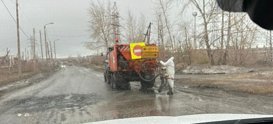 В Краснотурьинске дорожные ямы заделывали в дождь