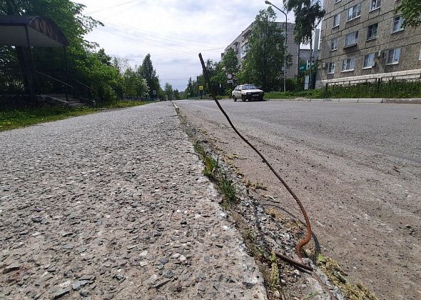 Опасные торчащие арматуры из асфальта – еще одна из проблем города