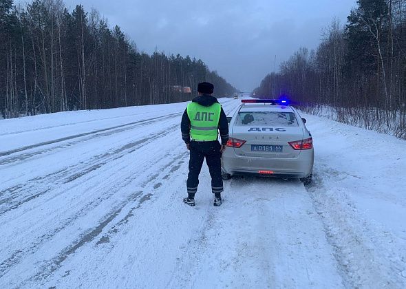 ГИБДД призывает водителей быть предельно осторожными: автодороги заснежены из-за метели