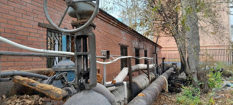 Горела изоляция теплотрассы: «Была угроза, что огонь может перекинуться на здание»