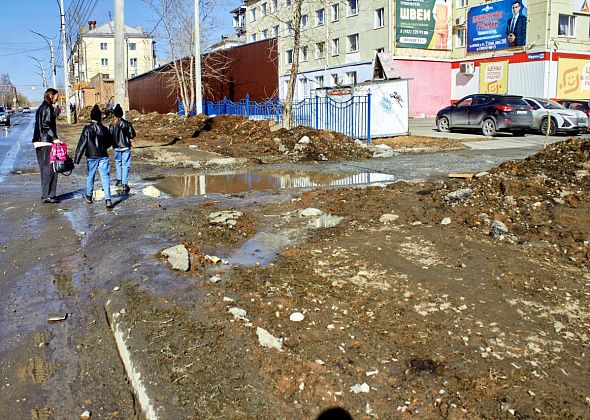 "По уши в грязи и в фекалиях!". Возле строящейся школы разбит тротуар, люди выходят на дорогу