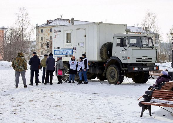 69 краснотурьинцев прошли обследование в передвижном флюорографе, который работал на площади