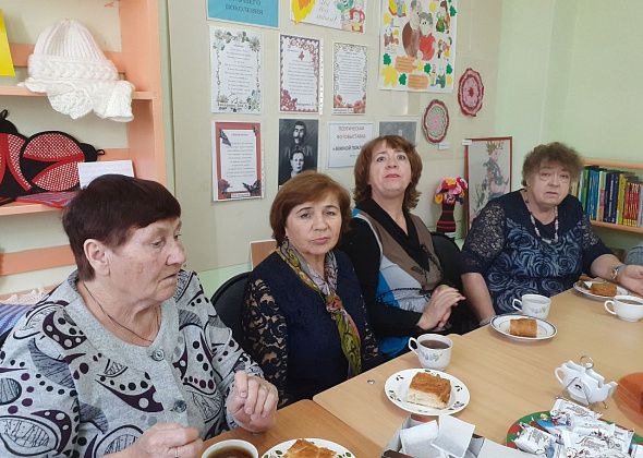В библиотеке с чаепитием отметили День пожилого человека 