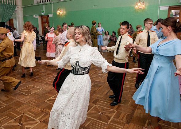 В Краснотурьинске вальсировали 70 пар 