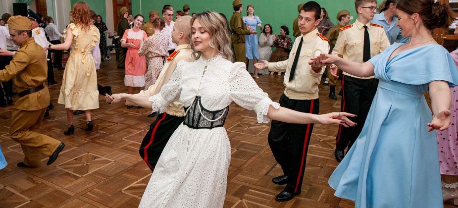 В Краснотурьинске вальсировали 70 пар 