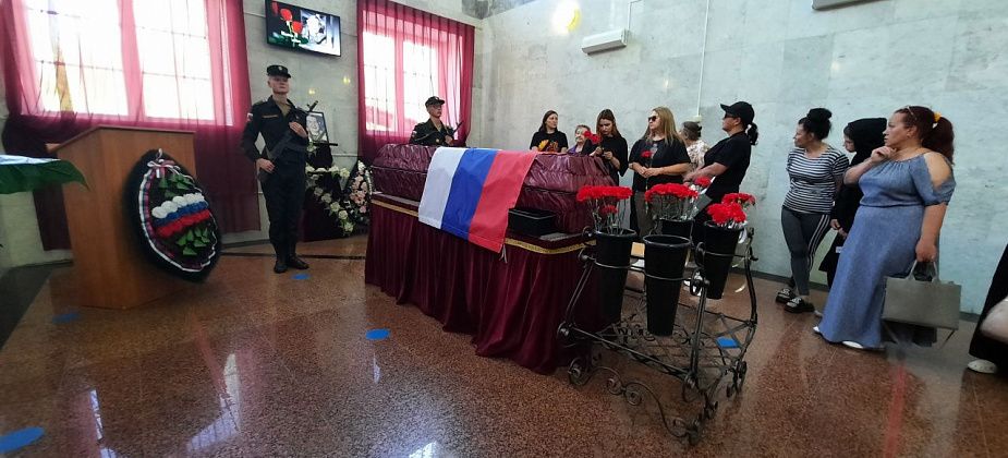 «Я везунчик, по-любому вернусь». Похоронили Юрия Козлова, погибшего на СВО
