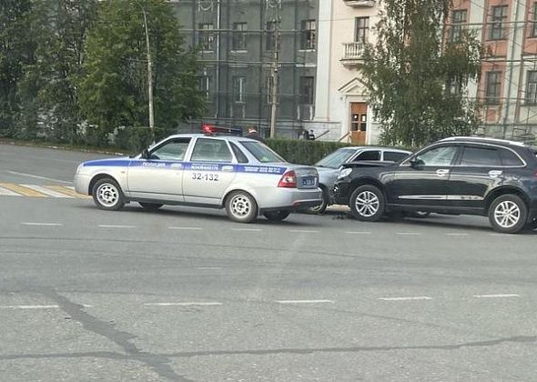 На площади вновь столкнулись две иномарки