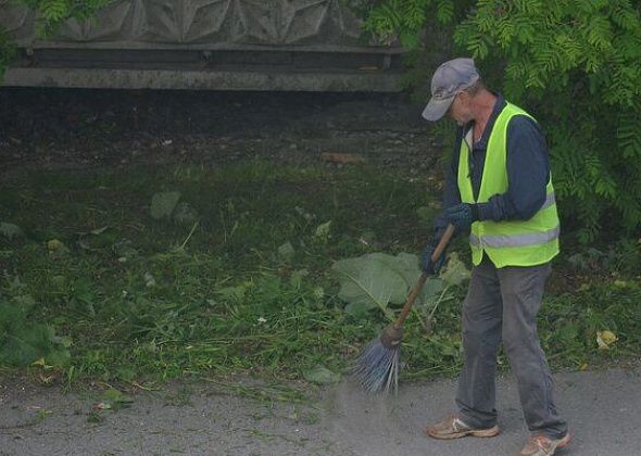 В Краснотурьинске начали мести тротуары