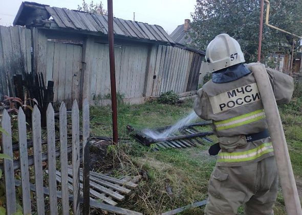 В Краснотурьинске дважды поджигали забор. Подозреваемого установили