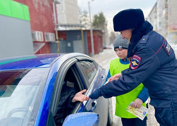 Юные инспекторы напомнили водителям, что движение во дворе – приоритет пешеходов