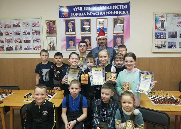 В шахматном клубе прошли новогодние игры по шашкам и шахматам