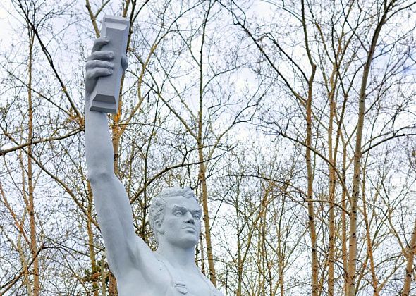 Открыли скульптуру, посвященную первому алюминию БАЗа. Высота — 4,6 метра!