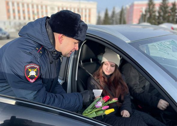 Сотрудники ГИБДД раздали 150 букетиков водительницам и пассажиркам