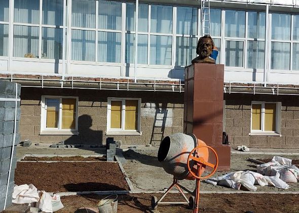 В Краснотурьинске возле выставочного зала установили бюст Карпинского