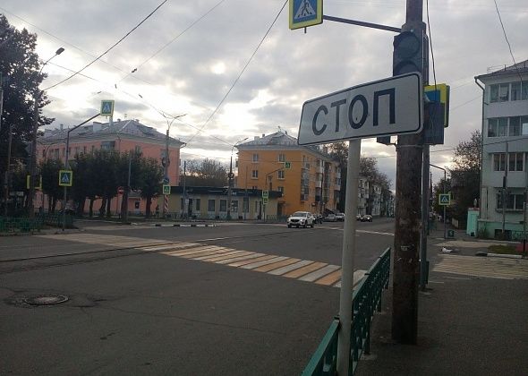 Большегруз сломал светофор за миллион рублей и «вырубил» свет во дворах 