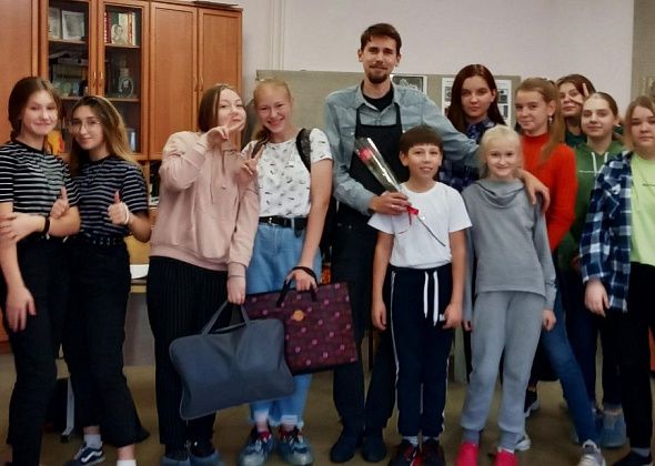 В библиотеке открылась выставка молодого преподавателя художественной школы и его учеников