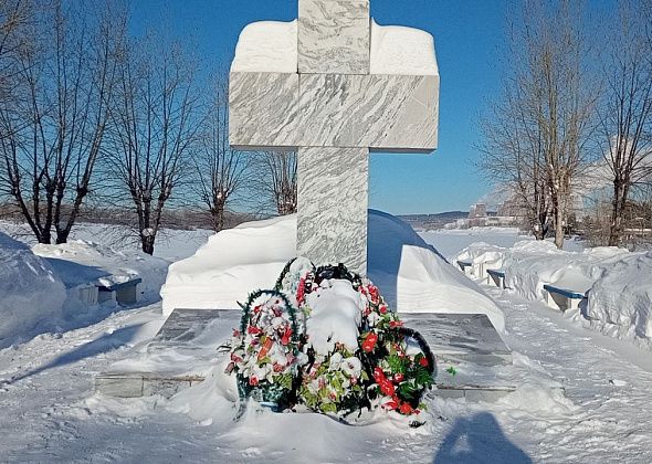 Горожане принесли цветы, венки и свечи, скорее всего,  в память об Алексее Навальном*