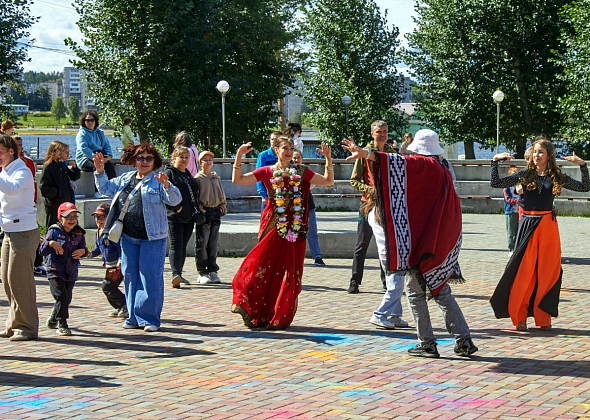 В Парке влюбленных танцевали в стиле Болливуда