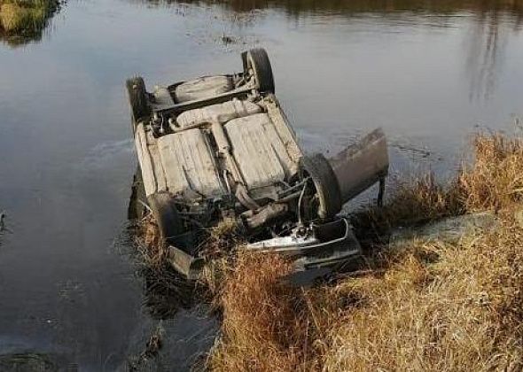 На трассе «Краснотурьинск-Карпинск» ВАЗ вылетел с дороги и опрокинулся в водоем. Водитель убежал