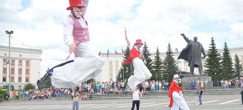 Гость из Канады, карнавал и джамперы: как город начал встречать свой день рождения 