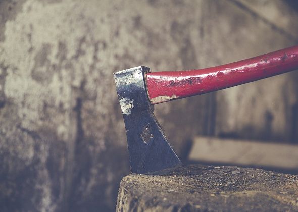 В Краснотурьинске пенсионера обвиняют в убийстве соседа топором