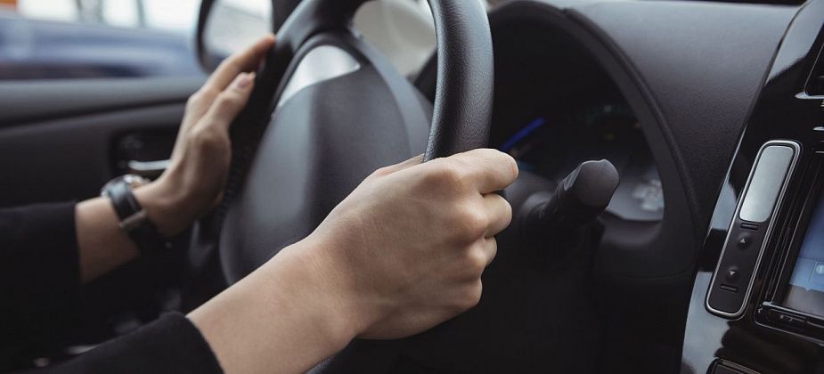 «Дважды отказалась от денег»: незнакомка на белой машине помогла успеть на электричку