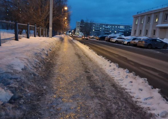 "Скользко. Падаем": краснотурьинцы пожаловались на состояние тротуаров