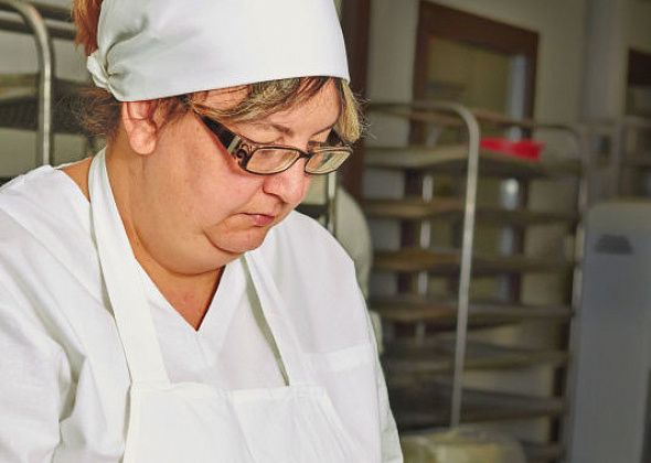 Пекарь хлебокомбината за ночь выпекает и жарит более тысячи пирожков