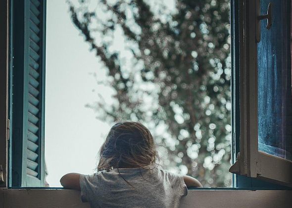 Падение детей из окон можно избежать: полиция Краснотурьинска рекомендует несколько простых правил 