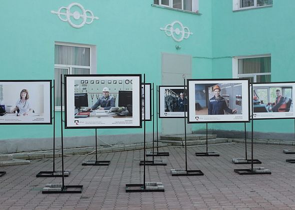Уникальная фотовыставка ко Дню металлурга переехала на стадион. Завтра ее увидят все
