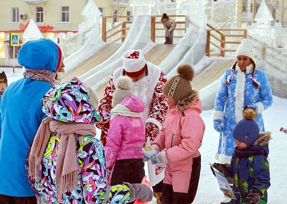 "Замечательная акция, замечательная"... Дед Мороз и Снегурочка раздавали подарки краснотурьинцам