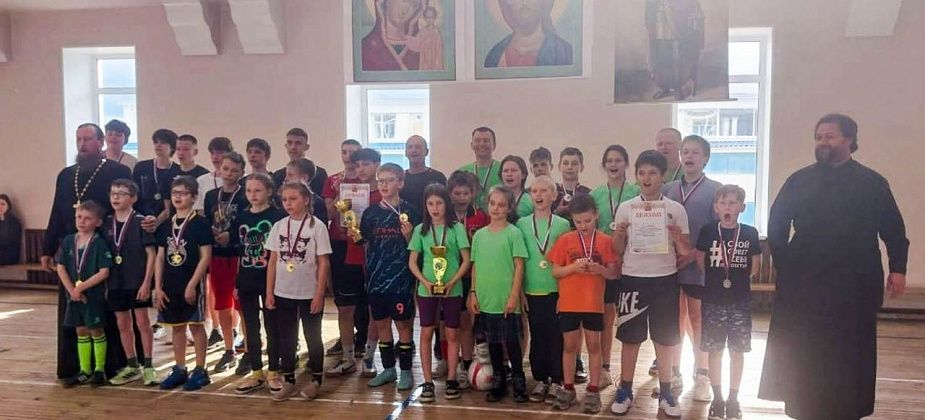 Православные Краснотурьинска сыграли в футбол и отобедали в Карпинске