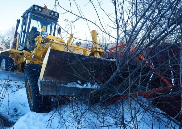 Автогрейдер из Карпинска врезался в забор на Воронцовке: водителю стало плохо