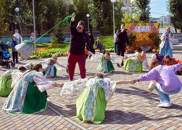 В Парке влюбленных можно было сыграть в народные игры и пройтись на ходулях